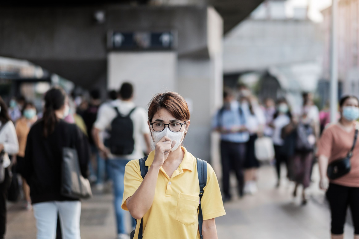 Seorang wanita menggunakan masker